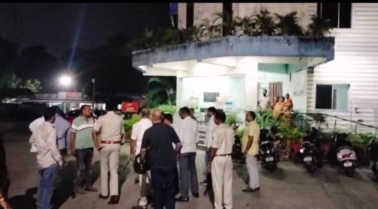 Jamshedpur: बच्चों की बहस ने लिया बड़ा रूप, दो समुदायों में भिड़ंत के बाद डीसी लाउंज में तोड़फोड़, पुलिस जांच में जुटी…