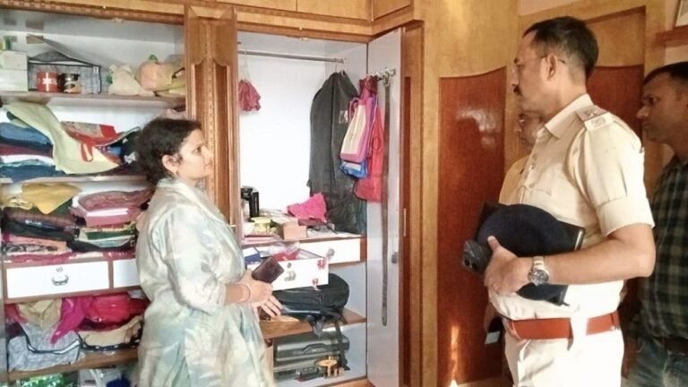 Jamshedpur: बारीडीह विजया गार्डन में दिनदहाड़े लगभग 50-60 लाख की चोरी, शिक्षिका के बंद घर को बनाया निशाना…