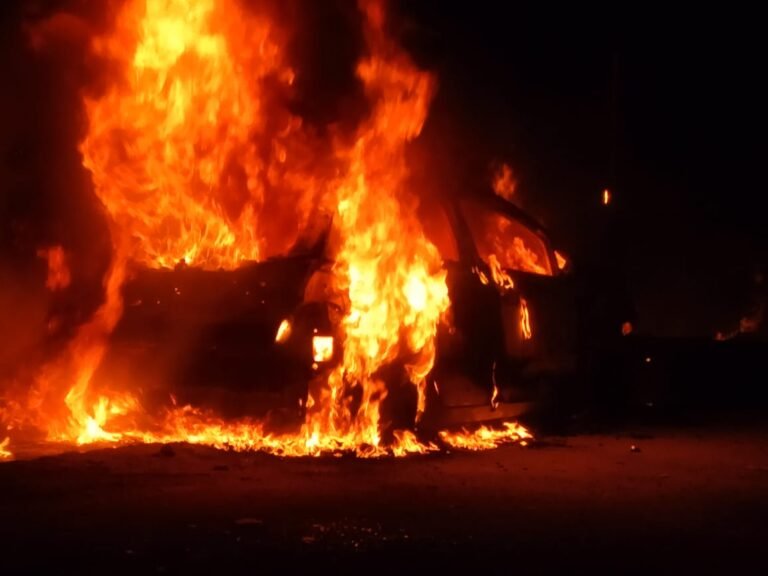 Jamshedpur: जुगसलाई के घोड़ाचौक में अचानक खड़ी गाड़ी में लगी भीषण आग…