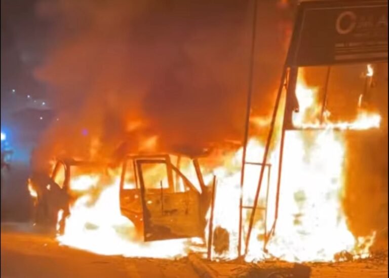 BIG BREAKING: जमशेदपुर के साकची में दयाल होटल के सामने Verna और Scorpio की जोरदार टक्कर से दोनों कारें हुई जलकर राख…