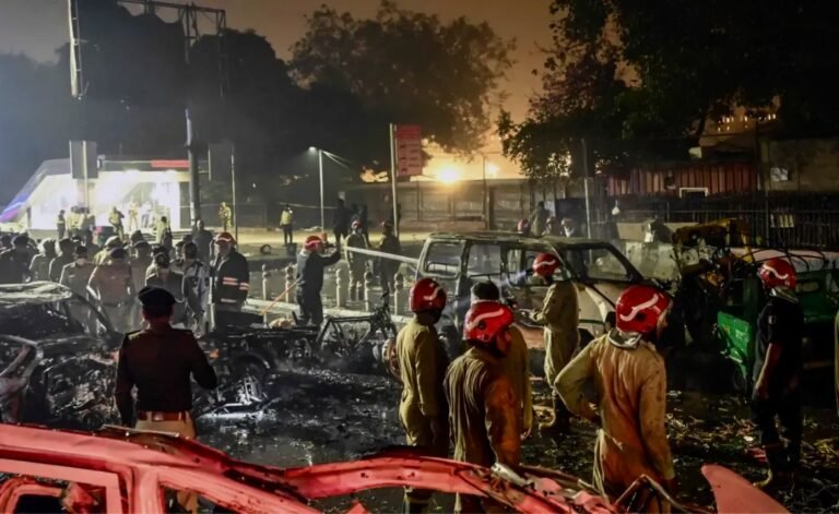 Delhi Bomb Blast Case: लाल किले के पास कार धमाका, अब तक 13 की मौत, डॉ. उमर मोहम्मद के मां और भाई गिरफ़्तार, पढ़े अब तक की पूरी अपडेट…