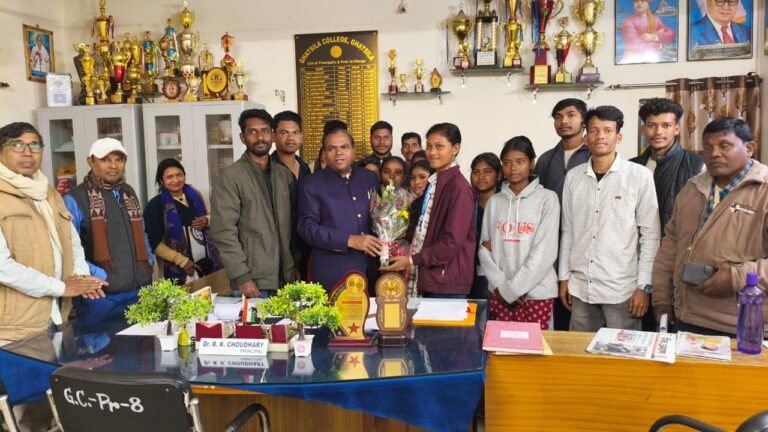 घाटशिला कॉलेज में रविंद्र कुमार चौधरी के पुनः प्राचार्य बनने पर हुआ भव्य स्वागत…