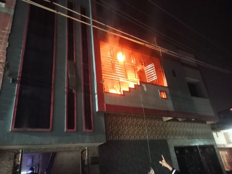 Jamshedpur: मानगो ज़ाकिरनगर में घर में अचानक लगी आग, कई घरेलू सामान जलकर राख…