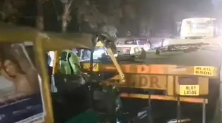 Jamshedpur Breaking: साकची में तेज रफ्तार का कहर, खड़े ट्रेलर से टेंपो जा टकराया, चालक की मौत, एक गंभीर…