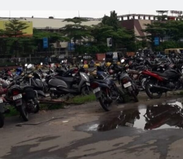 Jamshedpur: टाटानगर रेलवे स्टेशन पार्किंग में अवैध वसूली का आरोप, श्रवण कुमार देबुका ने रेल&hellip;