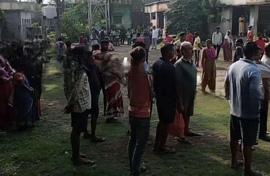 जमशेदपुर के परसुडीह थाना क्षेत्र में स्कूल परिसर में मिला युवती का&hellip;