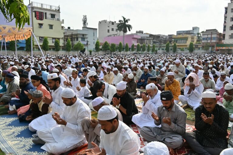 जमशेदपुर में अकीदत के साथ अदा की गई बकरीद की नमाज़, लोगों ने गले मिलकर दी मुबारकबाद…