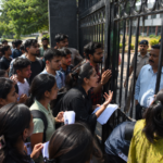 जमशेदपुर:  समय पर पहुंचे फिर भी नहीं मिला प्रवेश, छात्रों ने उठाए सवाल