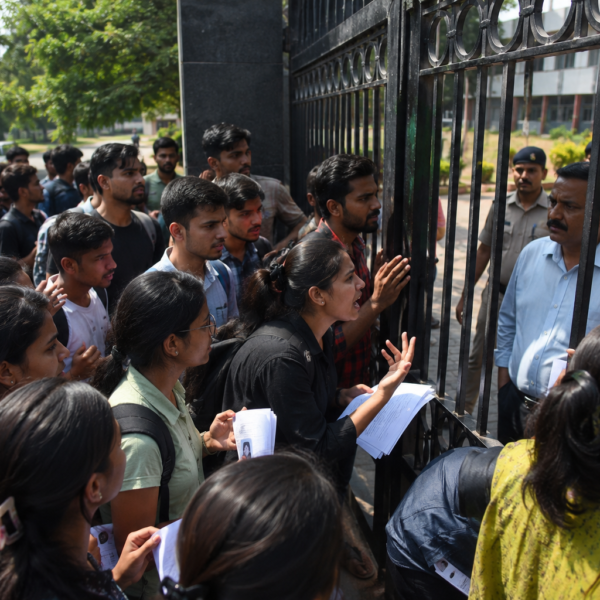 जमशेदपुर:  समय पर पहुंचे फिर भी नहीं मिला प्रवेश, छात्रों ने उठाए सवाल