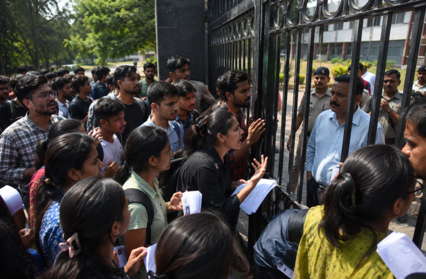 जमशेदपुर:  समय पर पहुंचे फिर भी नहीं मिला प्रवेश, छात्रों ने उठाए सवाल
