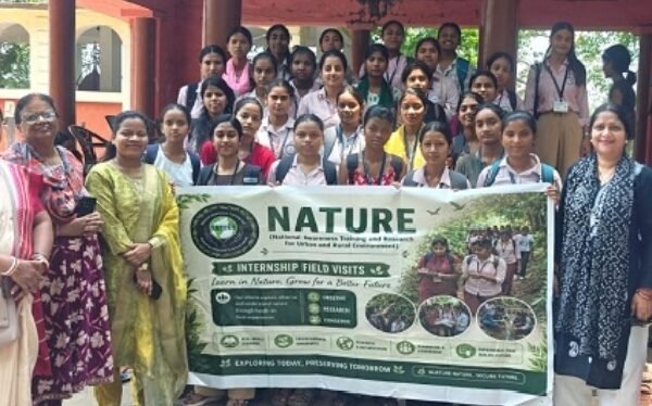 JHARKHAND : आंगनबाड़ी केंद्र के अध्ययन दौरे पर पहुंचीं राजनीति विज्ञान की छात्राएं, जमीनी स्तर&hellip;