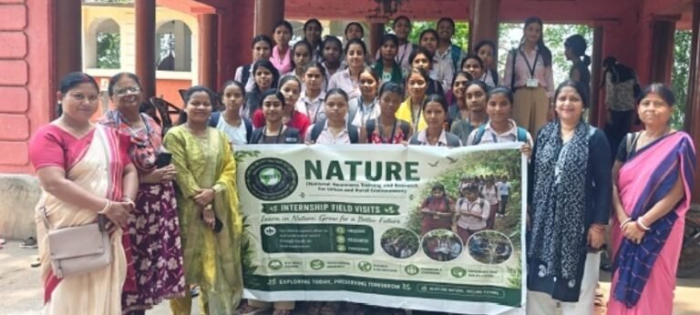 JHARKHAND : आंगनबाड़ी केंद्र के अध्ययन दौरे पर पहुंचीं राजनीति विज्ञान की छात्राएं, जमीनी स्तर पर समझीं सरकारी योजनाओं की कार्यप्रणाली