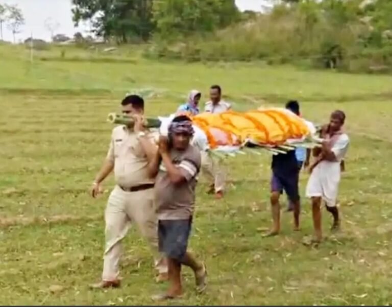 JHARKHAND : लोहरदगा में इंसानियत की मिसाल, थाना प्रभारी ने खुद दिया कंधा; दो दिनों से अंतिम संस्कार का इंतजार कर रहे शव का कराया दाह संस्कार