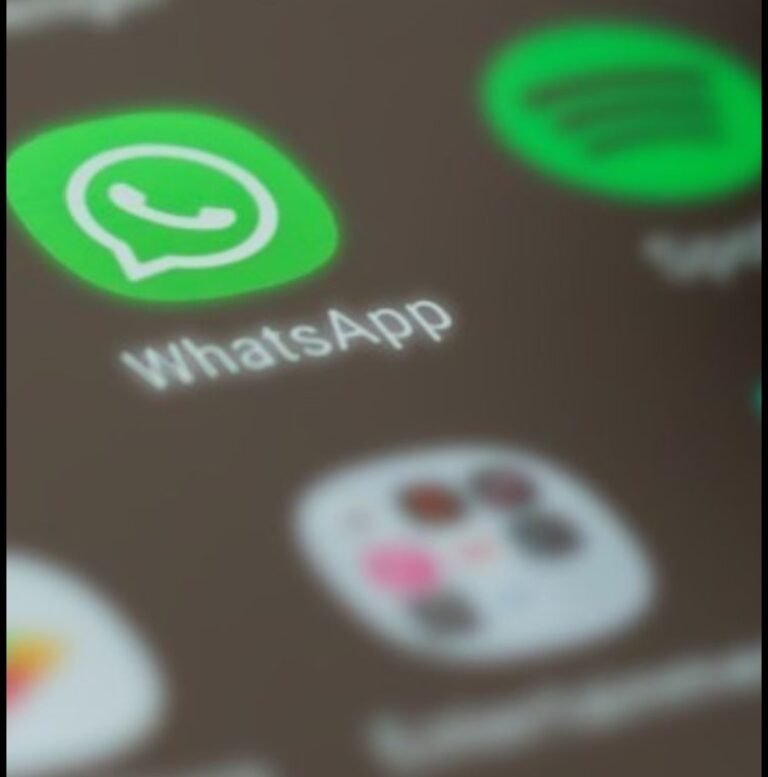 व्हाट्सऐप ग्रुप से हटाने पर थाने पहुंची महिला  एडमिन ने पुलिस के सामने भी दोबारा जोड़ने से किया इनकार