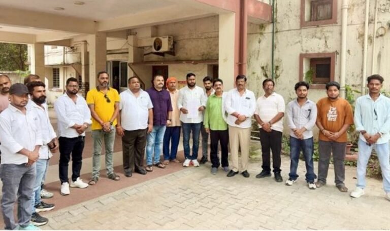 JHARKHAND : जमशेदपुर में बढ़ती चाकूबाजी-चापड़बाजी पर कांग्रेस का प्रदर्शन, सिटी एसपी को सौंपा ज्ञापन, अपराधियों पर सख्त कार्रवाई की मांग