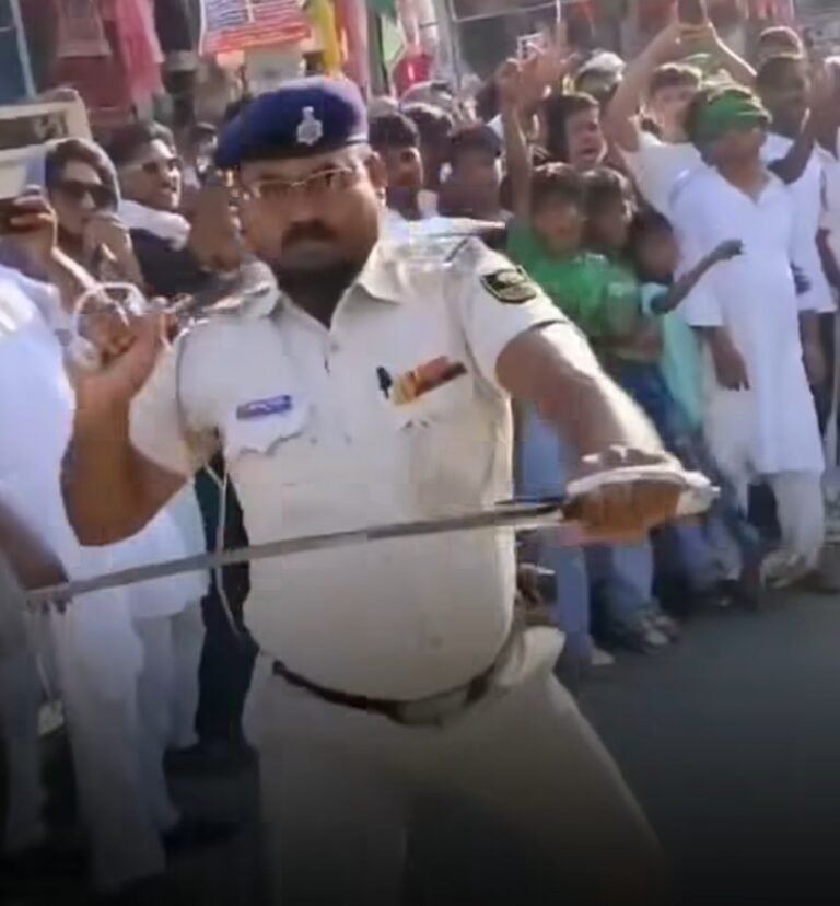 मोहर्रम ड्यूटी के दौरान वर्दी में दारोगा ने चलाई तलवार, वीडियो वायरल होने पर SSP ने दिए जांच के आदेश
