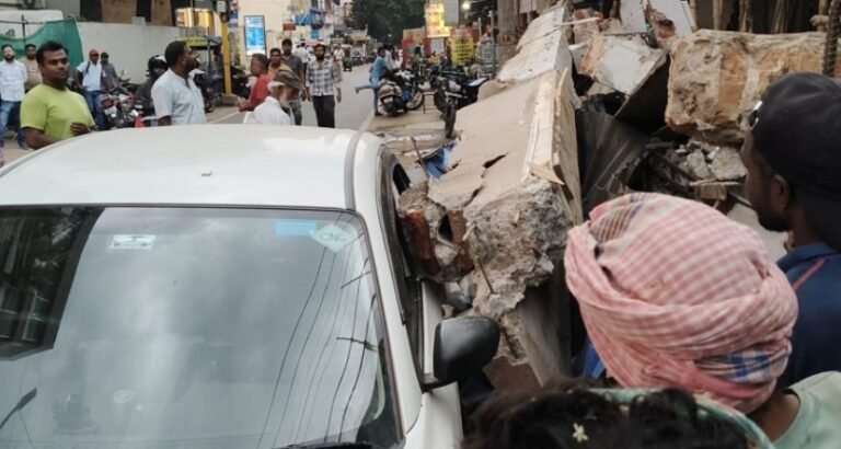 JHARKHAND : जमशेदपुर के बाराद्वारी में मरम्मत के दौरान मकान का हिस्सा ढहा, बड़ा हादसा टला, कार क्षतिग्रस्त