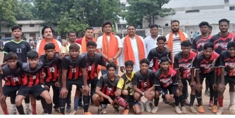 JHARKHAND:धातकीडीह में दीपक राम लेट बबलू मुखी फुटबॉल टूर्नामेंट का आयोजन, खिलाड़ियों ने दिखाया शानदार खेल कौशल