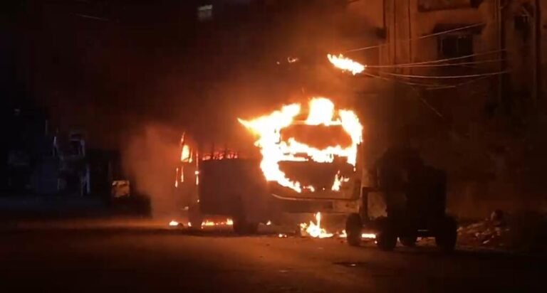 Jamshedpur: मानगो ओल्ड पुरुलिया रोड में CTC कंपनी की खड़ी बस में लगी भीषण आग, लगभग 15 दिन पहले संकोसाई में भी हुई थी ऐसी ही घटना, साजिश की जताई गई आशंका…