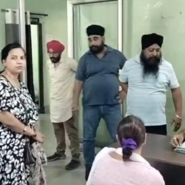 Jamshedpur: बिष्टुपुर में दिनदहाड़े ठगी, पुलिसकर्मी बनकर महिला से दो लाख रुपये के सोने के&hellip;