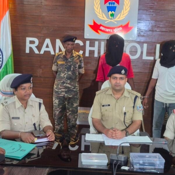 गृहरक्षक पर चाकू से हमला कर स्कूटी लूटने वाले दो आरोपी गिरफ्तार, पुलिस ने बरामद&hellip;