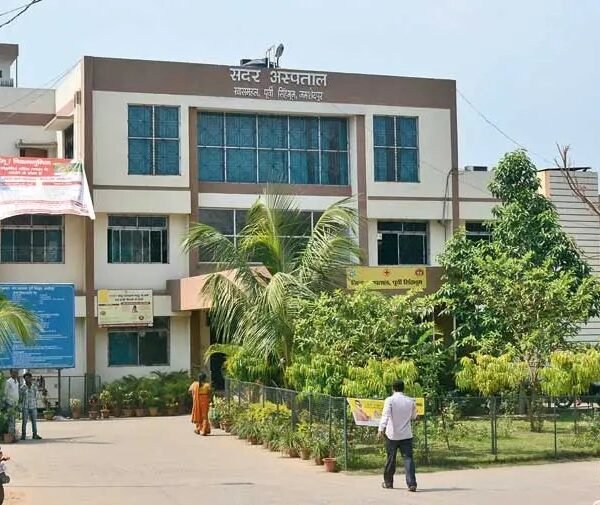 Jamshedpur: सदर अस्पताल के लैब कर्मियों ने लैब टेक्नीशियन पर लगाया प्रताड़ना का आरोप