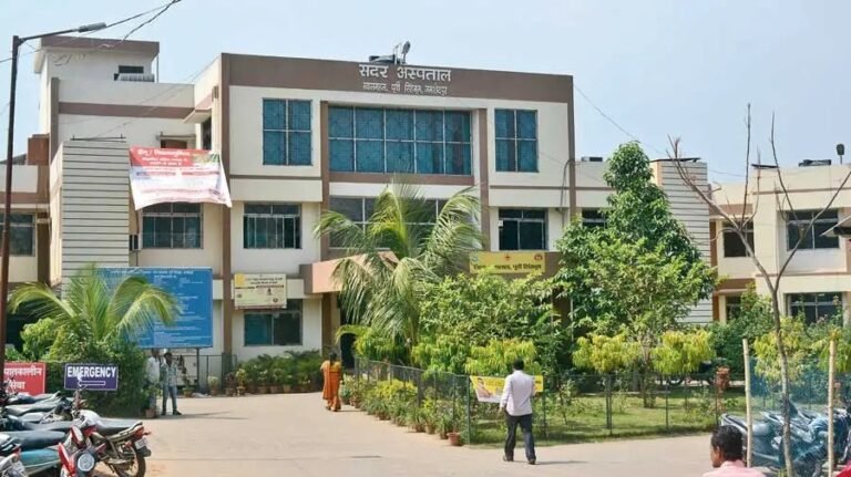 Jamshedpur: सदर अस्पताल के लैब कर्मियों ने लैब टेक्नीशियन पर लगाया प्रताड़ना का आरोप