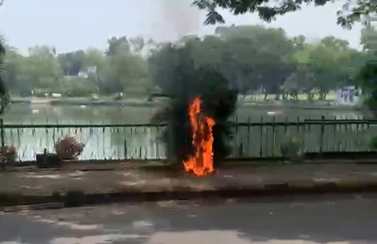 Jamshedpur: धतकीडीह तालाब के पास रहस्यमयी हालात में आग की लपटों में घिरा मिला व्यक्ति, TMH में भर्ती..