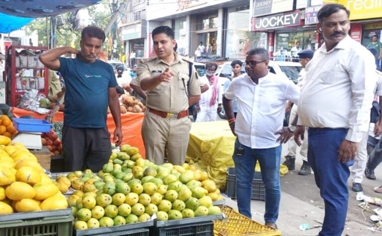 जमशेदपुर: जाम कम करने सड़क पर उतरे सिटी एसपी ललित मीणा, साकची-गोलमुरी में चलाया अभियान