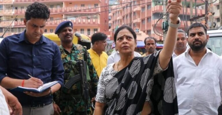 Jamshedpur:- मानगो शहरी जलापूर्ति योजना के तहत एनएच-33 में पाइपलाइन बिछाने का काम शुरू, मेयर सुधा गुप्ता ने किया निरीक्षण