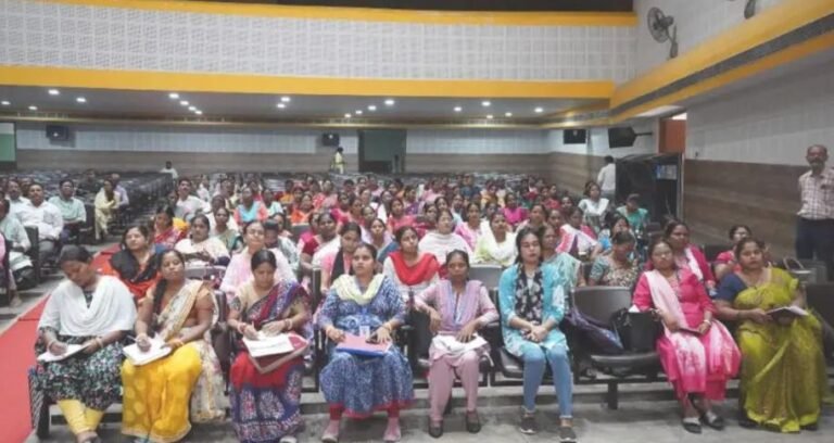 जमशेदपुर में मतदाता सूची पुनरीक्षण की तैयारी तेज, बीएलओ और पर्यवेक्षकों को दिया गया विशेष प्रशिक्षण