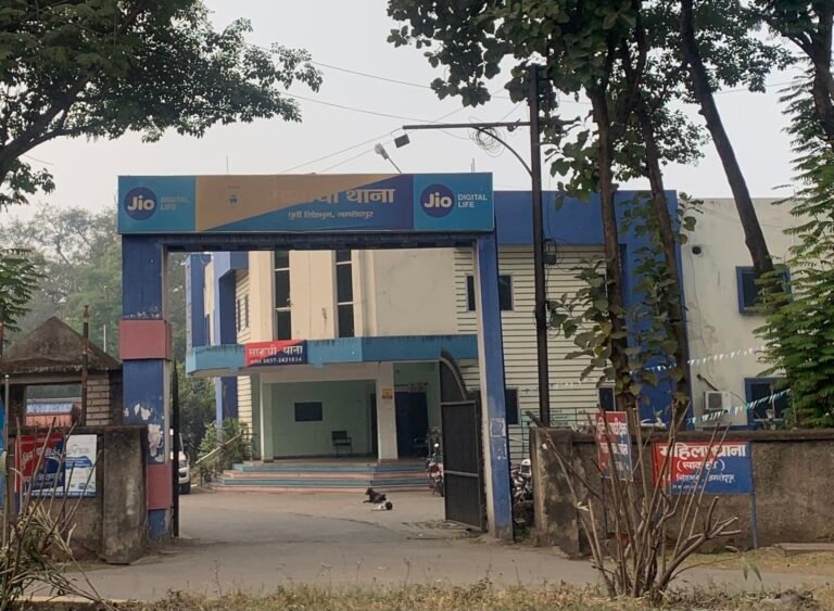 Jamshedpur:- साकची में नशेड़ी युवक का आतंक, पैसे नहीं देने पर ग्राहक पर पत्थर से हमला, गंभीर रूप से घायल