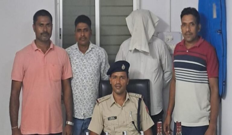 टाटानगर-कटिहार एक्सप्रेस में शराब तस्करी का खुलासा, 6 बोतल शराब के साथ कोच अटेंडेंट गिरफ्तार