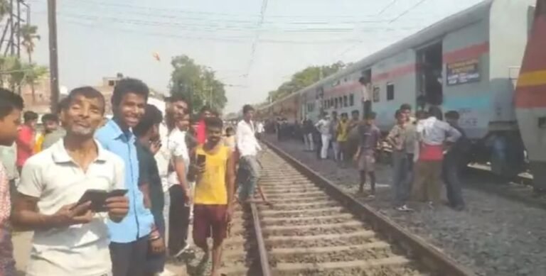 Bihar:- इंटरसिटी एक्सप्रेस के इंजन से उठा धुआं, दिदरगंज हॉल्ट के पास मची अफरा-तफरी