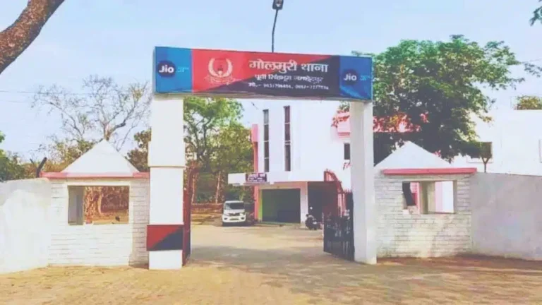 Jamshedpur: गोलमुरी में नशेड़ी युवकों का आतंक, घर में घुसकर तोड़फोड़, महिलाओं से अभद्रता और मारपीट का आरोप