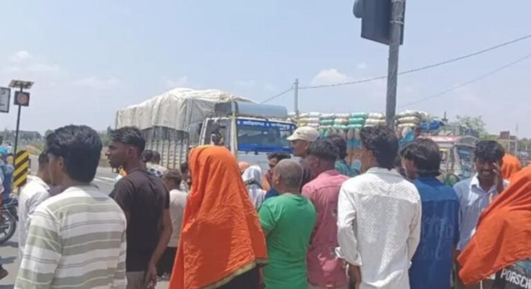 झारखंड:- पलामू में तेज रफ्तार डंपर ने स्कूटी सवार को रौंदा, युवक की मौत के बाद हाईवे जाम…