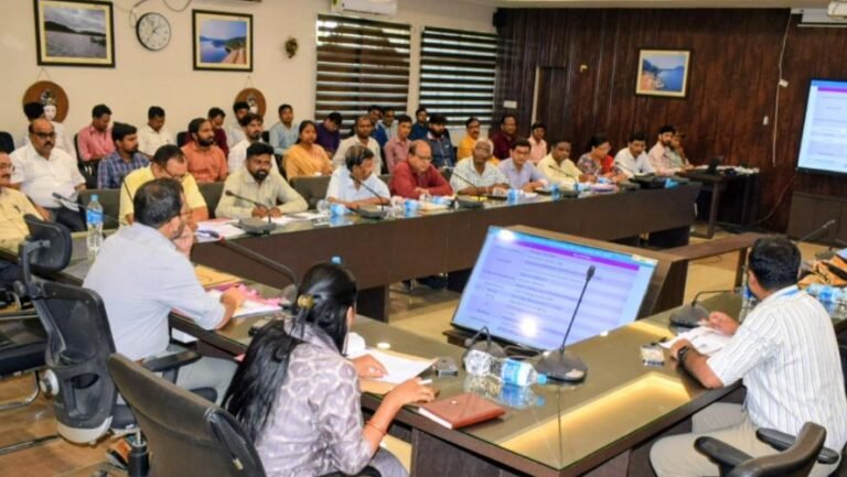 सरायकेला में स्वास्थ्य सेवाओं की समीक्षा, उपायुक्त ने गुणवत्तापूर्ण इलाज सुनिश्चित करने के दिए निर्देश