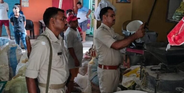 Jamshedpur: गोलमुरी स्थित प्रतीक पावर मिल में शॉर्ट सर्किट से लगी आग, फायर ब्रिगेड की तत्परता से टला बड़ा हादसा