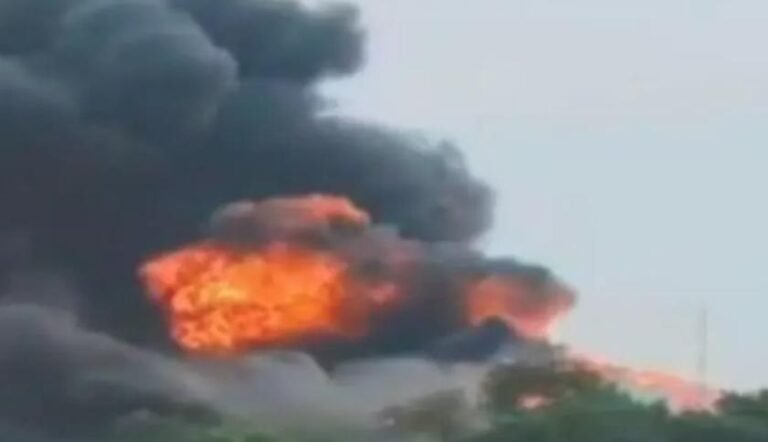 यूपी के कौशांबी में एलपीजी टैंकर में भीषण आग, टोल प्लाजा से टकराने पर 5 कर्मचारी झुलसे