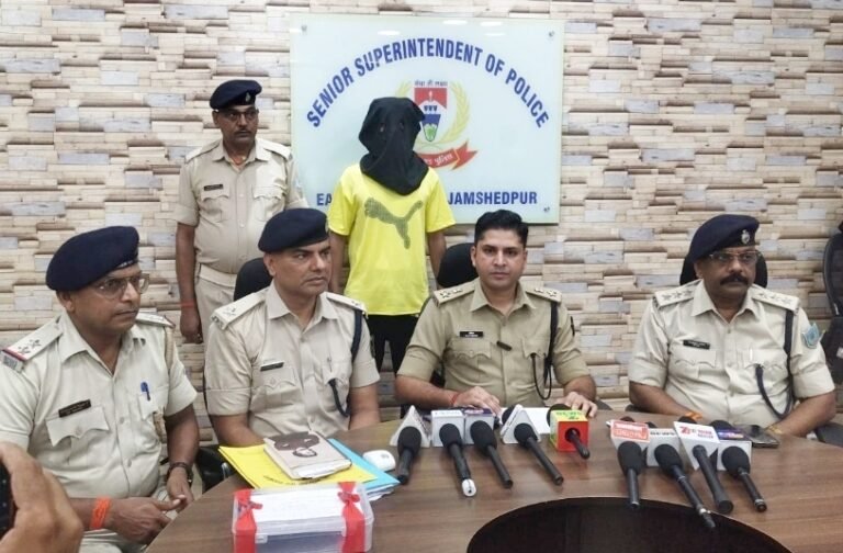 Jamshedpur:- आजादनगर फायरिंग कांड में पुलिस को बड़ी सफलता, लगातार दबिश के बीच मुख्य आरोपी मुबारक अंसारी ने किया आत्मसमर्पण…