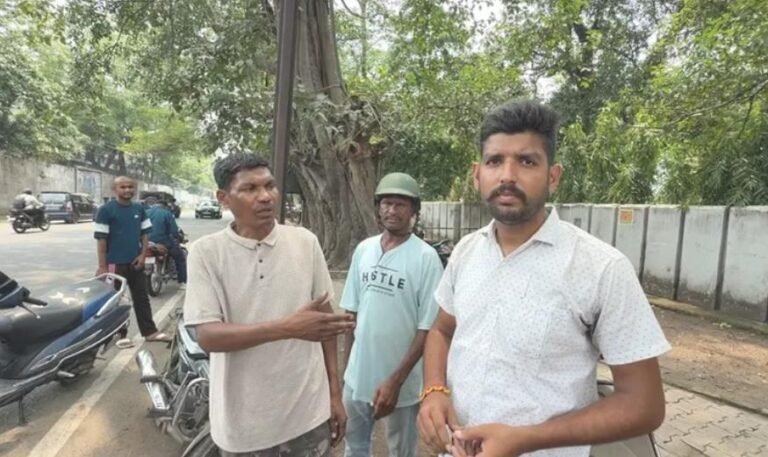Jamshedpur News: बिष्टुपुर में पुलिसकर्मी और युवक के बीच सड़क पर हाई वोल्टेज ड्रामा, दोनों पक्षों ने लगाए मारपीट और अभद्रता के आरोप