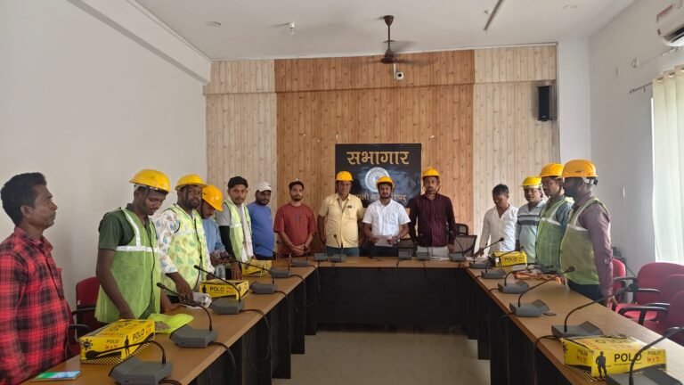 Kapali News: कपाली नगर परिषद में श्रमिकों को दिया गया सुरक्षा एवं कार्यस्थल अनुशासन का प्रशिक्षण, PPE के अनिवार्य उपयोग पर जोर…