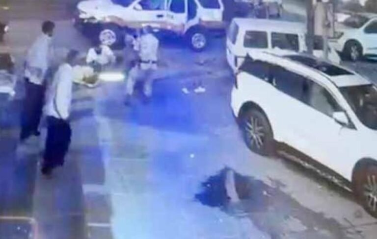 देखिए जमशेदपुर के अपराधियों का बढ़ता हौसला और पुलिस की नाकामयाबी !! PCR वैन से युवक को खींचकर चापड़ से किया हमला, सामने खड़ी रही पुलिस, DD के बाहर का CCTV आया सामने