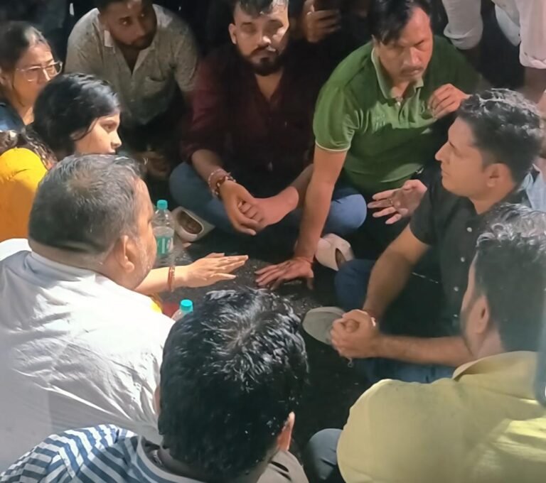 Jamshedpur:- बिष्टुपुर में हिमांशु की मौत के बाद जारी प्रदर्शन के बीच मृतक के परिजन और सिटी एसपी ललित मीणा आमने-सामने