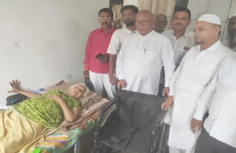 बुजुर्ग महिला को मिली राहत, विधायक सरयू राय ने उपलब्ध कराई व्हीलचेयर