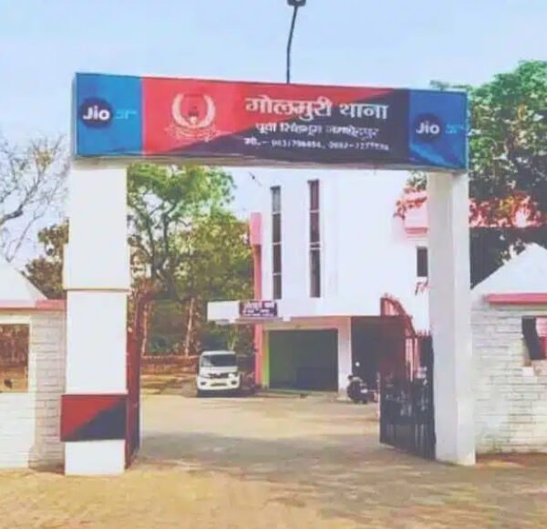 जमशेदपुर: गोलमुरी थाना क्षेत्र में देर रात कुछ बदमाशों ने एक 407 मालवाहक वाहन के चालक&hellip;