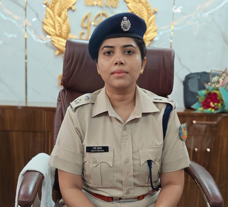 सरायकेला: जिले में पुलिस व्यवस्था को बेहतर बनाने के लिए एसपी निधि द्विवेदी ने दो थानों के प्रभारियों का तबादला किया है। नए आदेश के अनुसार अंजनी कुमार सिंह को आदित्यपुर थाना का नया थाना प्रभारी बनाया गया है, जबकि संजय प्रसाद को गम्हरिया थाना की जिम्मेदारी दी गई है।
