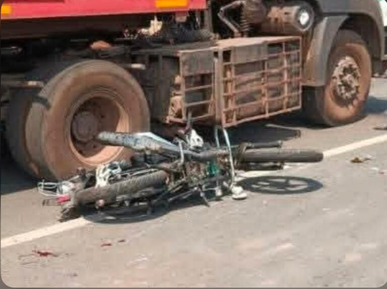 चांडिल: बेकाबू ट्रक का कहर, एक की मौत, दो लोग घायल
