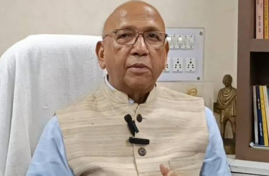 जमशेदपुर: पीएम आवास योजना के लाभार्थियों ने विधायक सरयू राय का सम्मान किया&hellip;