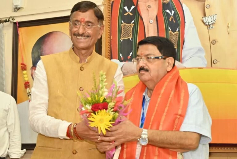 रांची:  राज्यसभा चुनाव जीतने के बाद भाजपा कार्यालय पहुंचे परिमल नथवानी, नेताओं ने दी बधा